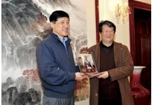 傅朗会长向省美协主席许钦松赠送照片